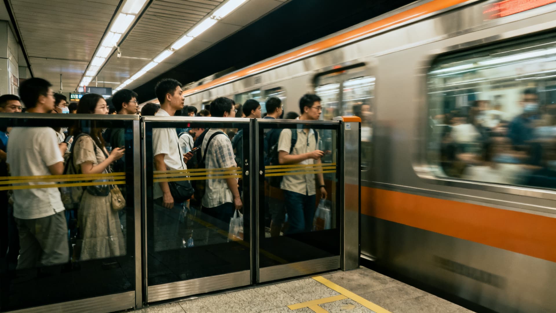 фото: платформа метро в час пик, поезд подходит